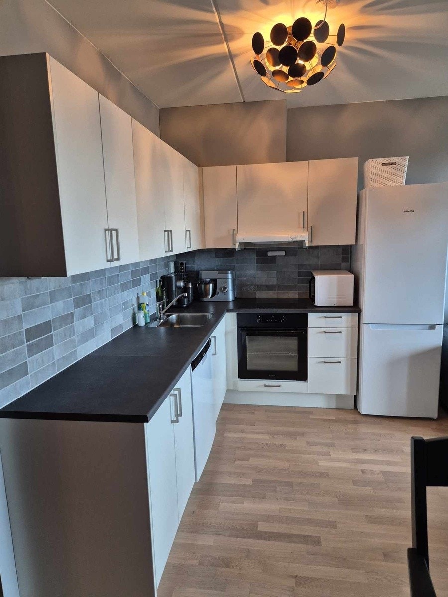 Kjøkken. Åpen stue og kjøkkenløsning. Kaffemaskin og kjøkkenmaskin følger ikke med. Galleribilde