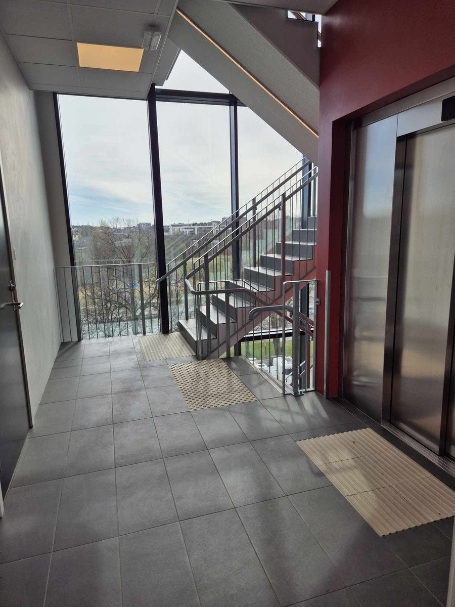 Heis og trappegang. Galleribilde