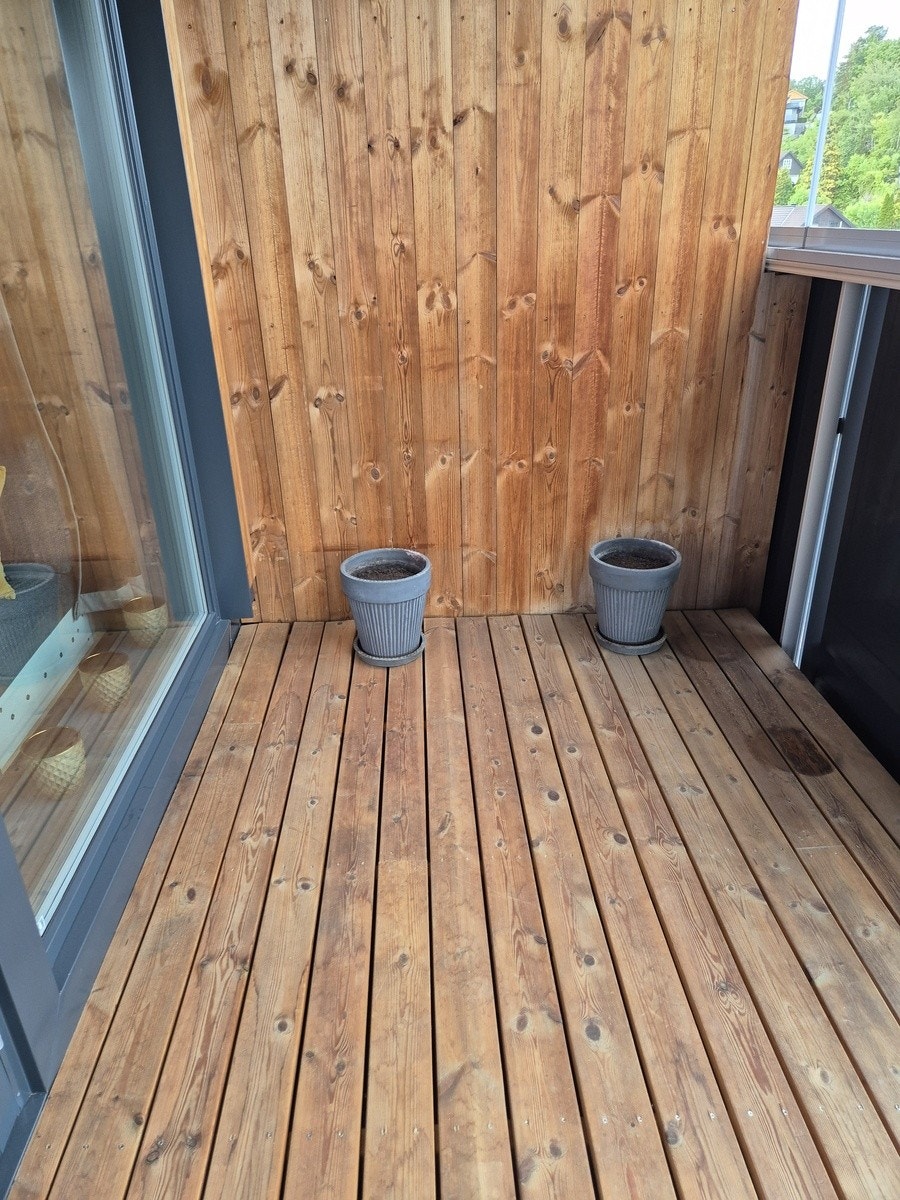 Egen innglassert balkong. Balkongen har blitt malt etter dette bildet. Galleribilde