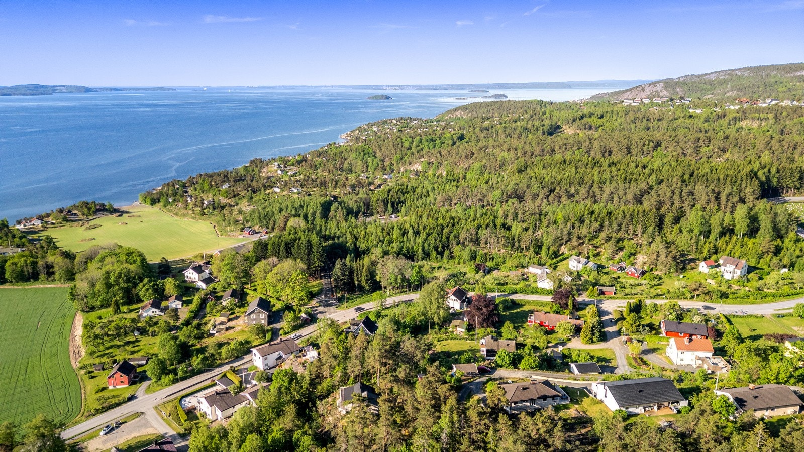 Tomten ligger barnevennlig og sjønært til med flott utsikt! Galleribilde