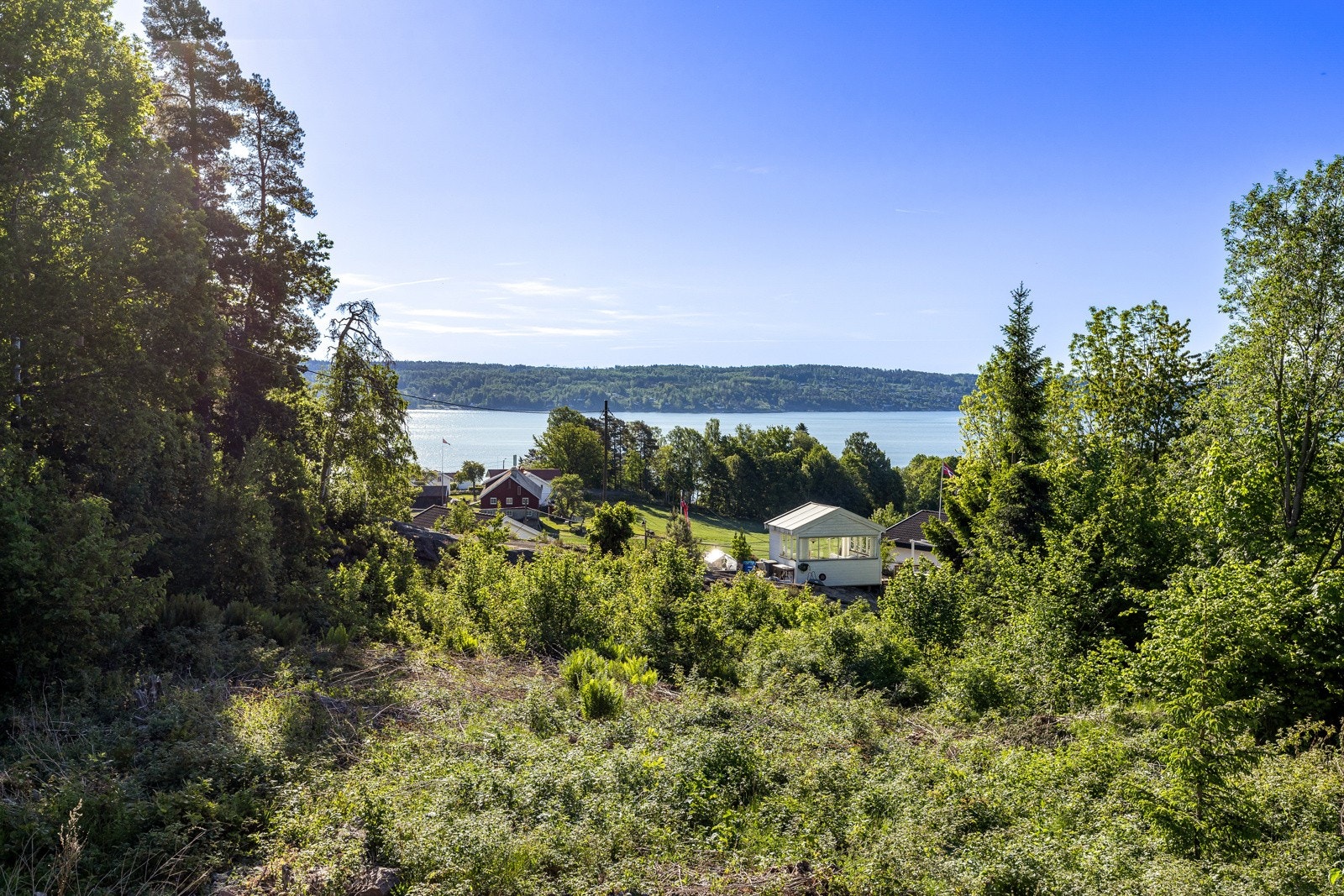 Flott fjordutsikt fra tomten slik den er i dag. Galleribilde