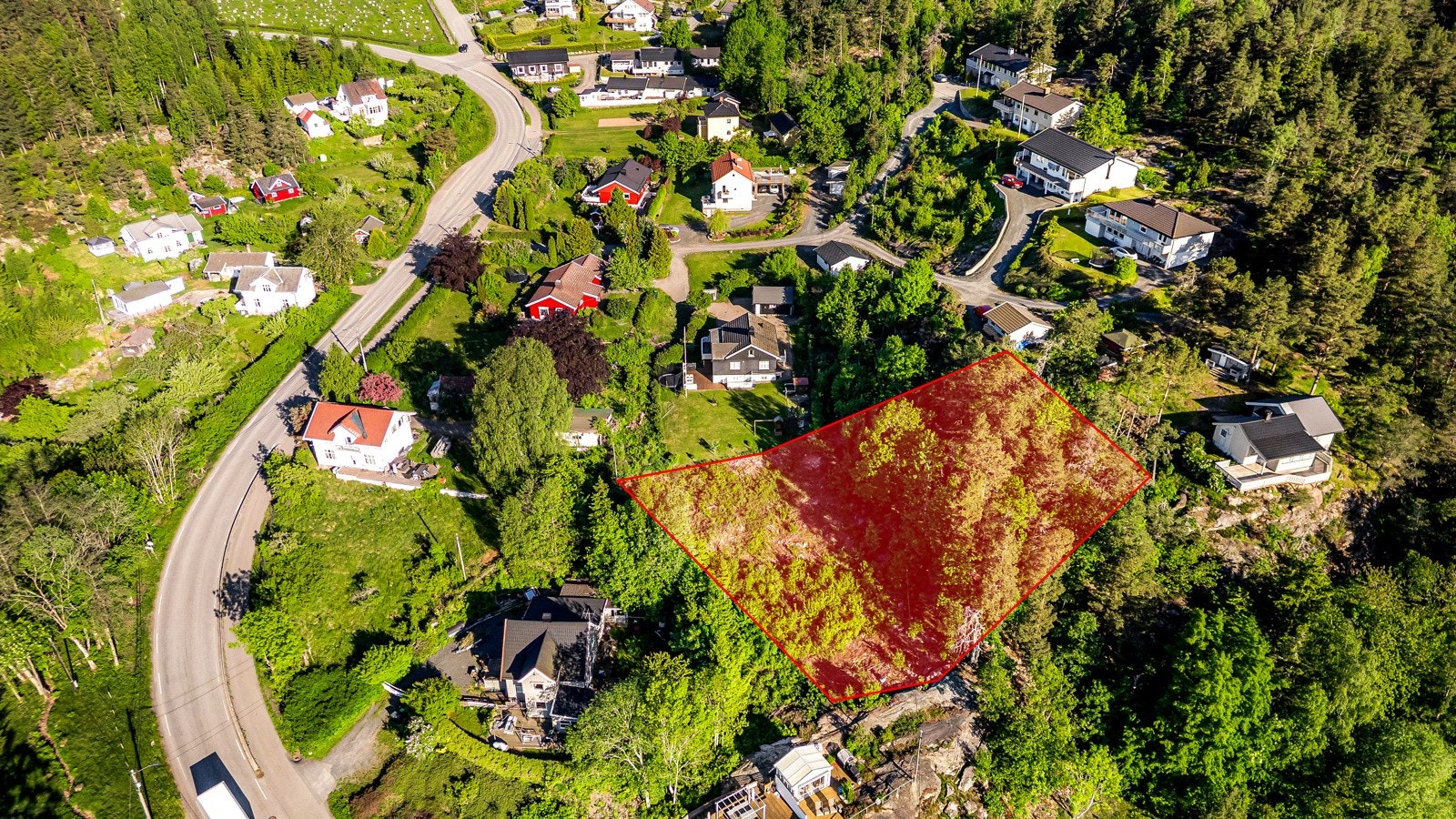 Romslig tomt på ca 1,6 mål. Ca. grenselinjer. Galleribilde