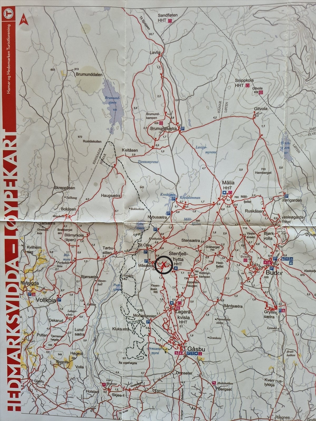 Fra eiendommen er det enormt løypenett. Skiløypene ligger ca. 80 m unna hytta. Med gode utfartsmuligheter mot Stenfjellhytta og Målia Galleribilde