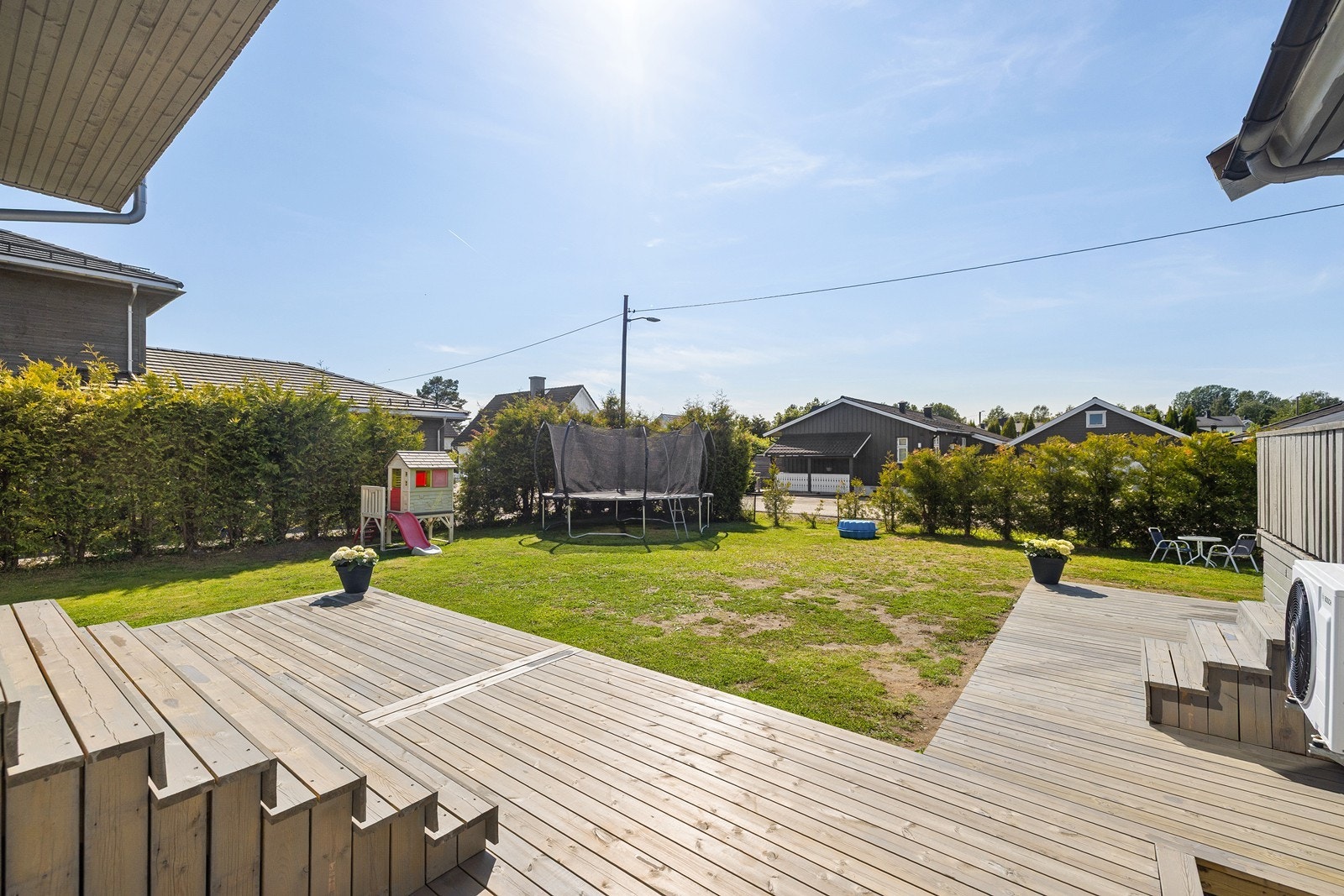 Trapp fra stuen til terrasseplatting og hage. Galleribilde