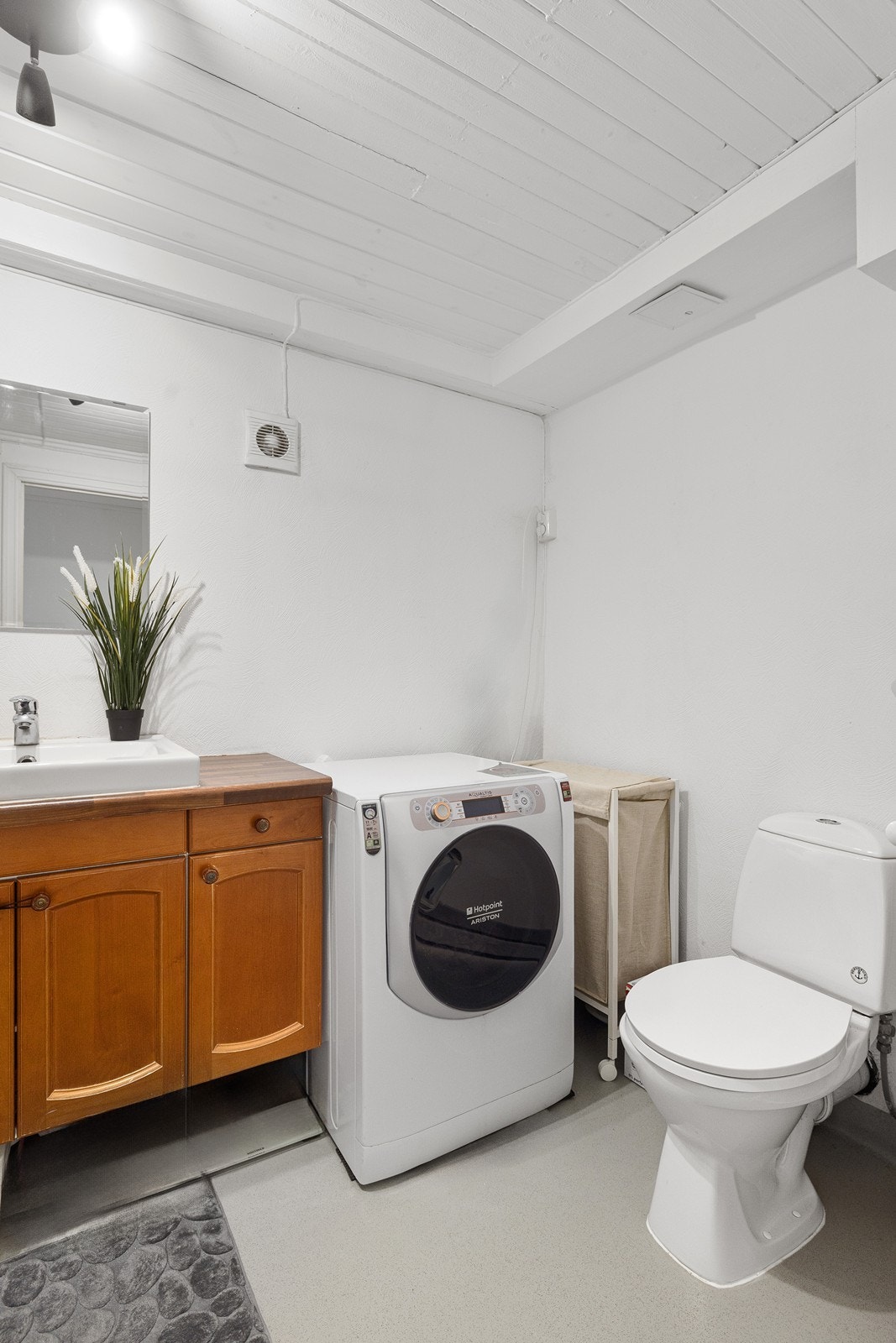 Badet inneholder gulvstående toalett og har opplegg for vaskemaskin. Galleribilde