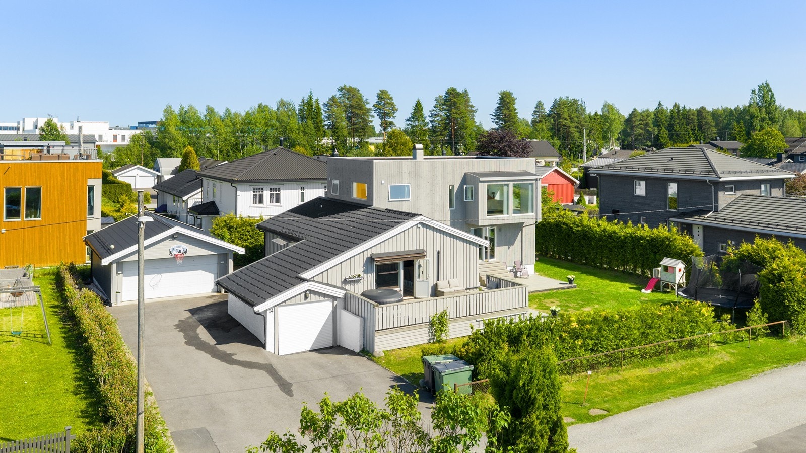 Eiendommen består av en tilbygget enebolig, med både enkel- og dobbel garasje. Galleribilde