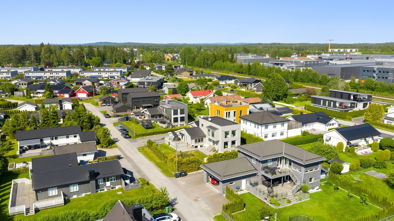 Eiendommen ligger fint til på Jessheim i et barnevennlig boligområde i sentrum, uten gjennomgangstrafikk. Galleribilde