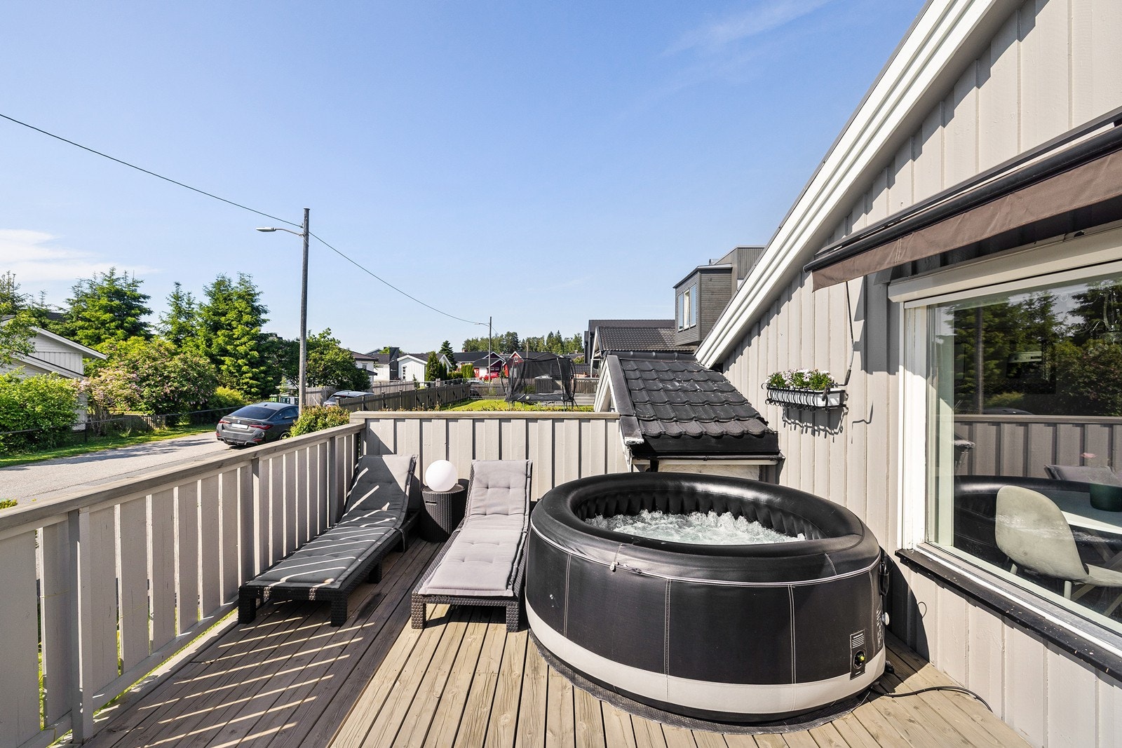 På terrassen er det god plass til oppblåsbar boblebad. Her er det montert terrassemarkise. Galleribilde
