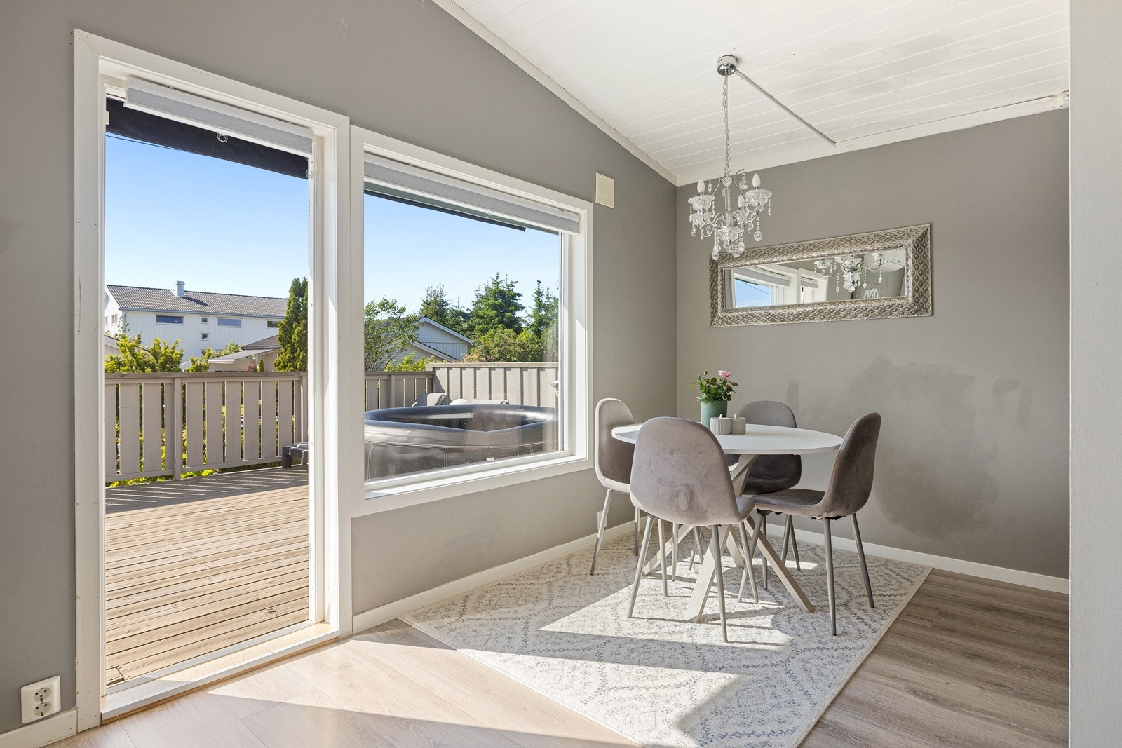 Fra spisestuen er det adgang til terrasse og videre kommer du til kjøkkenet. Galleribilde