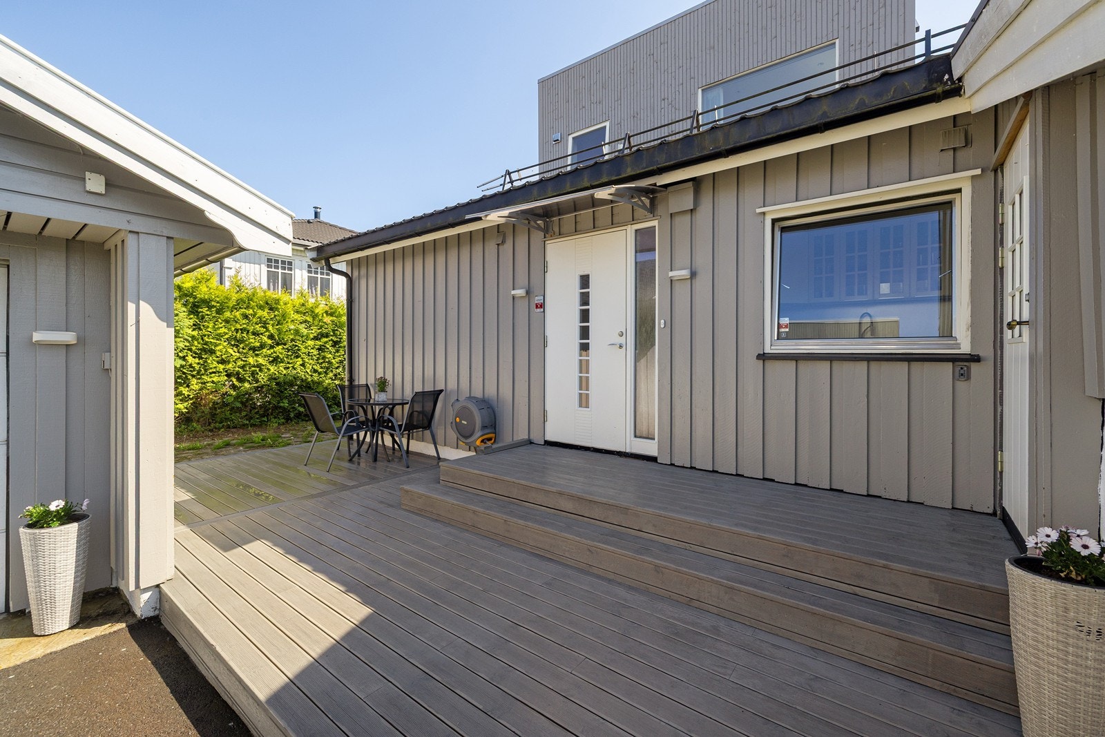 Fint inngangsparti med terrasse med plass til utemøblement. Galleribilde