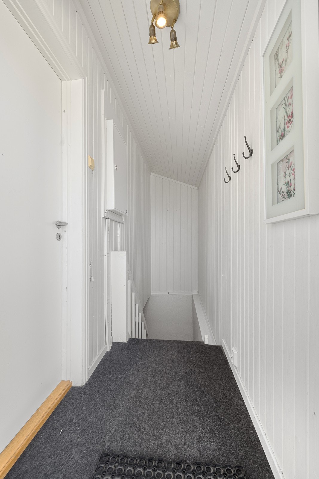 Det er egen adkomst til kjelleretasjen med trappegang. Galleribilde