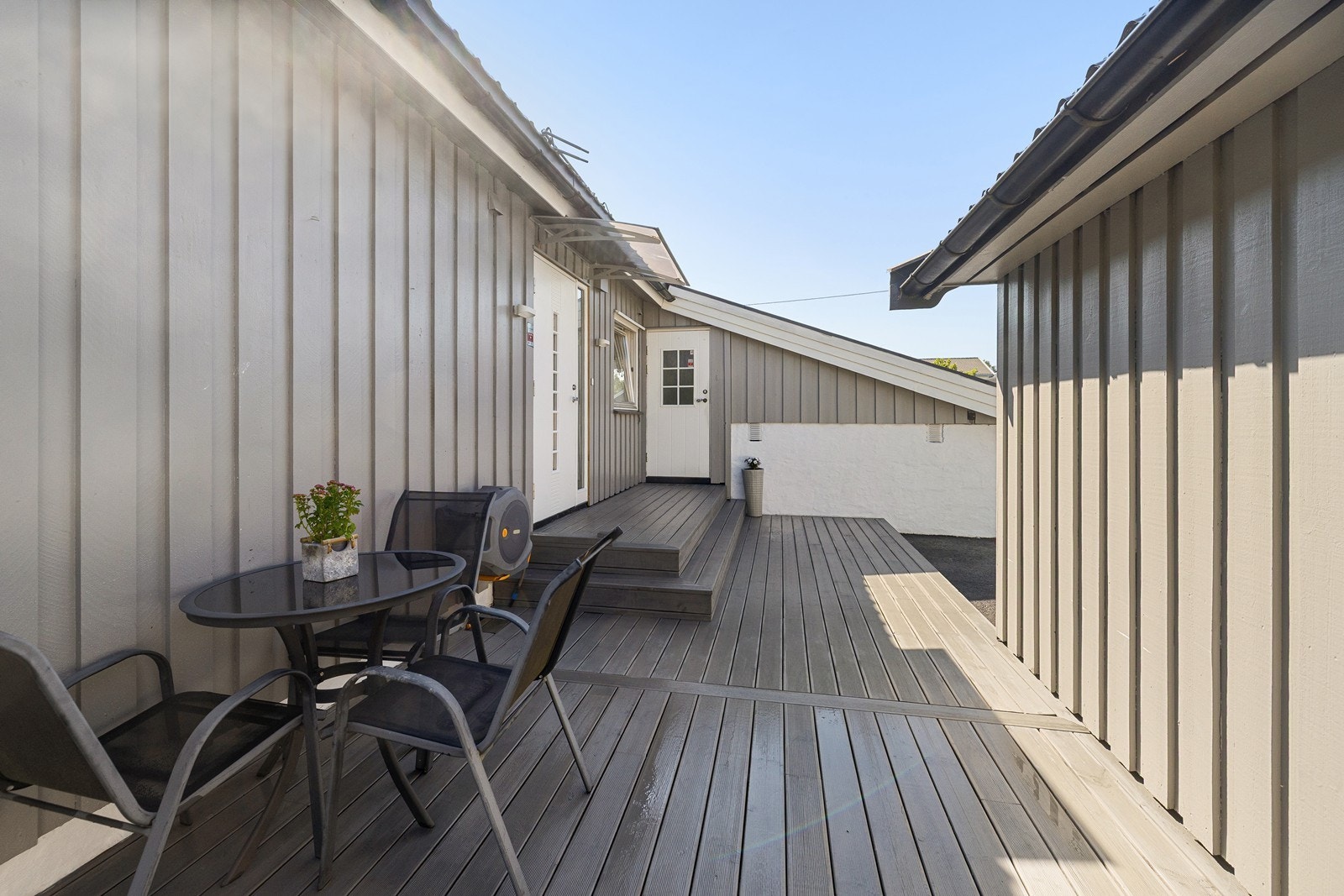 Terrasse ved inngangsparti og garasjen. Galleribilde