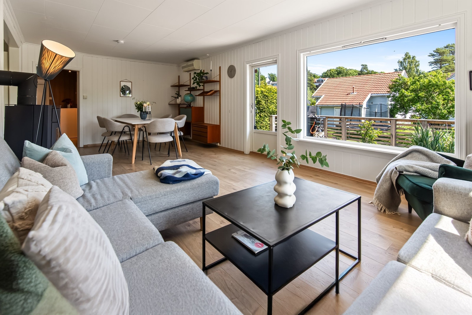 Stue/spisestue med delvis åpen løsning til kjøkken Galleribilde