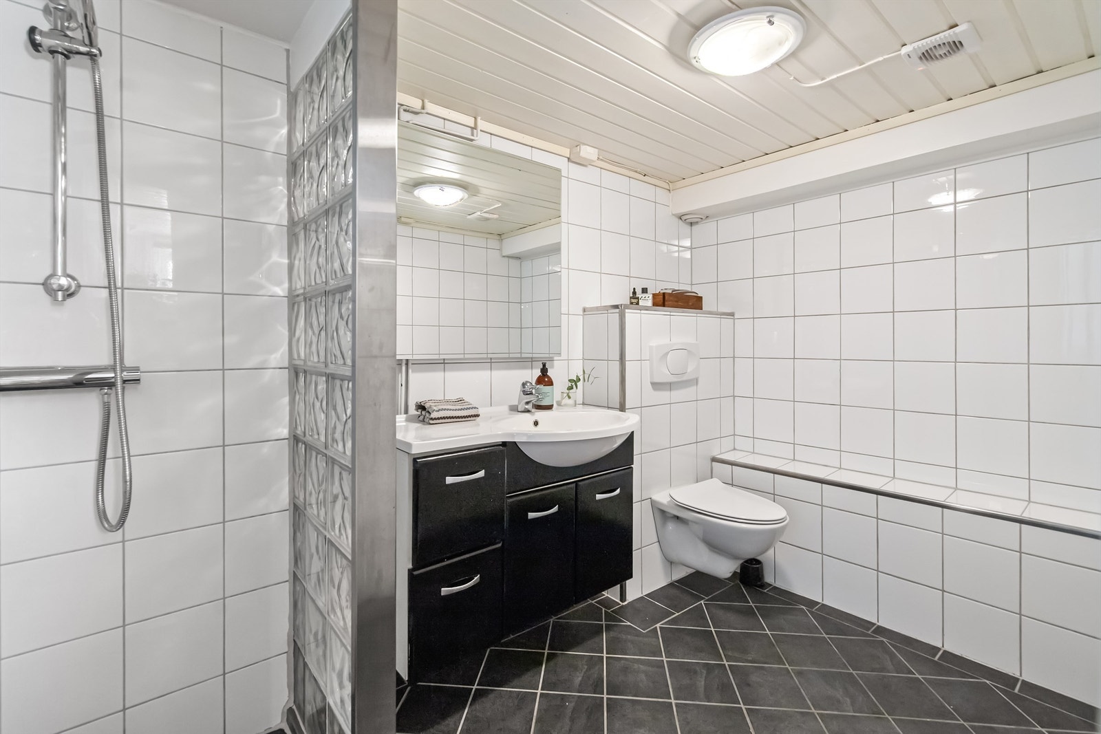 Bad i kjeller (ikke omsøkt/godkjent som rom til varig opphold) Galleribilde