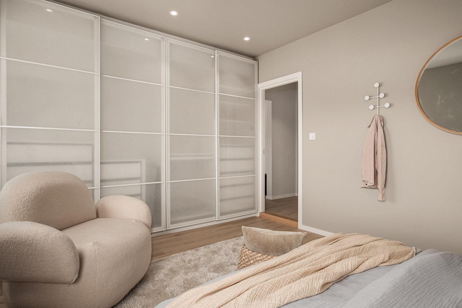 Soverommet har god plass til dobbeltseng, og er innredet med en stor skyvedørsgarderobe. Galleribilde