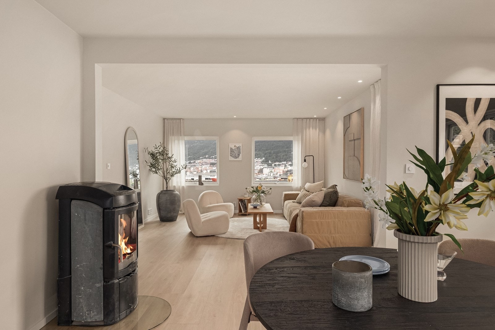 I stuen er det innredet med peis som gir en lun og koselig atmosfære - perfekt for kjølige høst- og vinterkvelder. Galleribilde