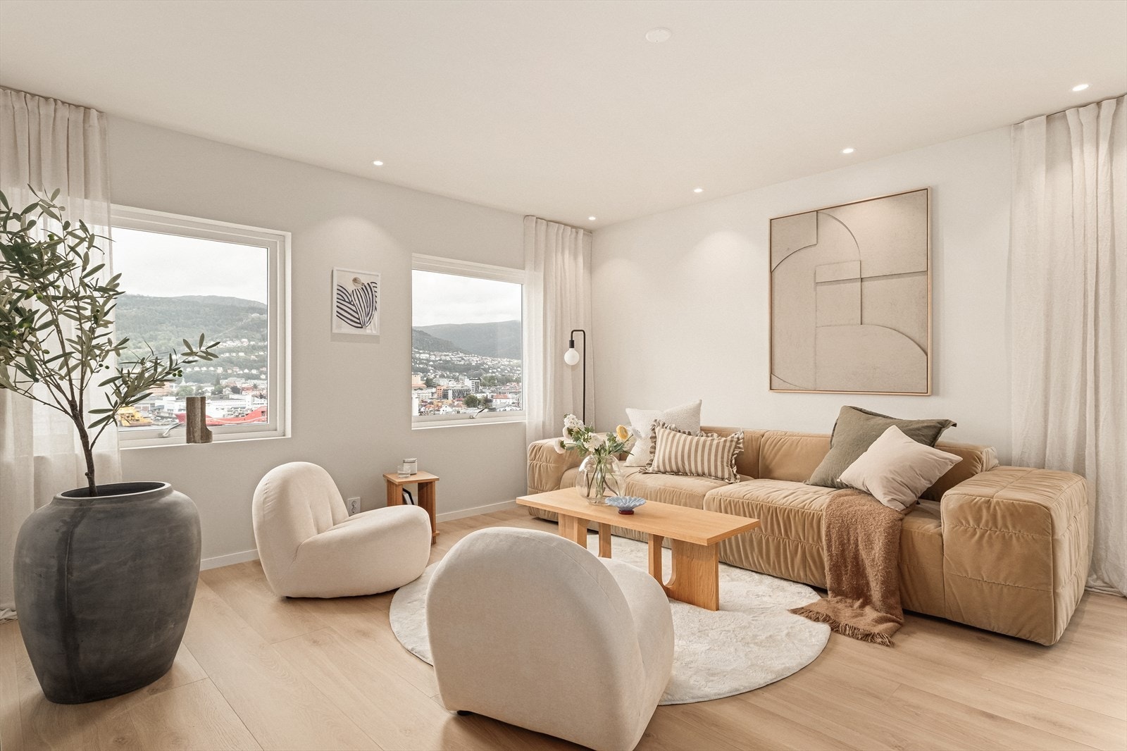 Stuen fremstår lys og innbydende, med store vindusflater som gir en fantastisk følelse av luft og rom. Galleribilde