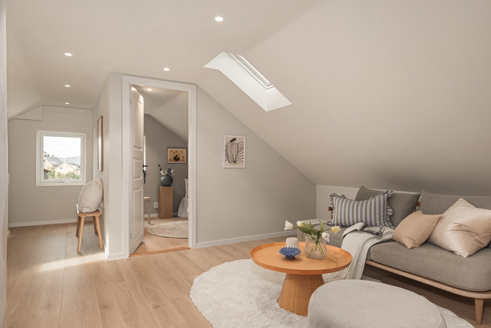 Se pkt. under "ferdigattest/brukstillatelse" i salgsoppgaven vedr. loftsetasjen. Galleribilde