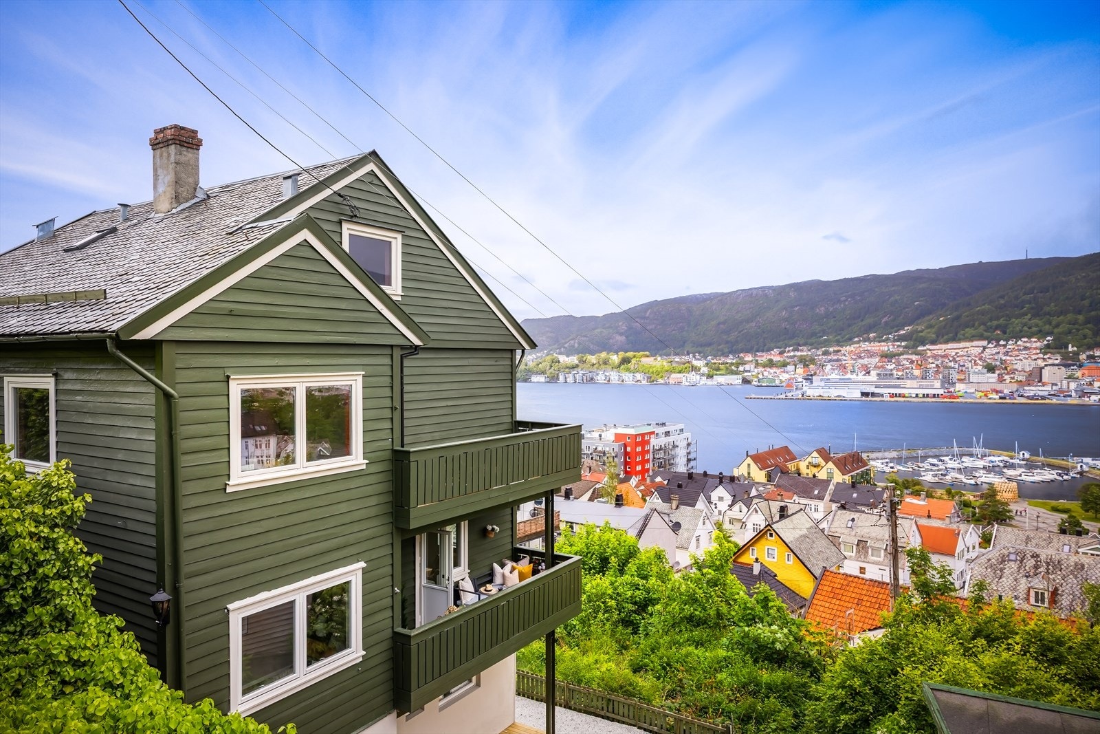 Velkommen til ettertraktede Damsgård i Laksevåg bydel - et område som byr på den perfekte balansen mellom urbane kvaliteter og naturnære omgivelser. Galleribilde