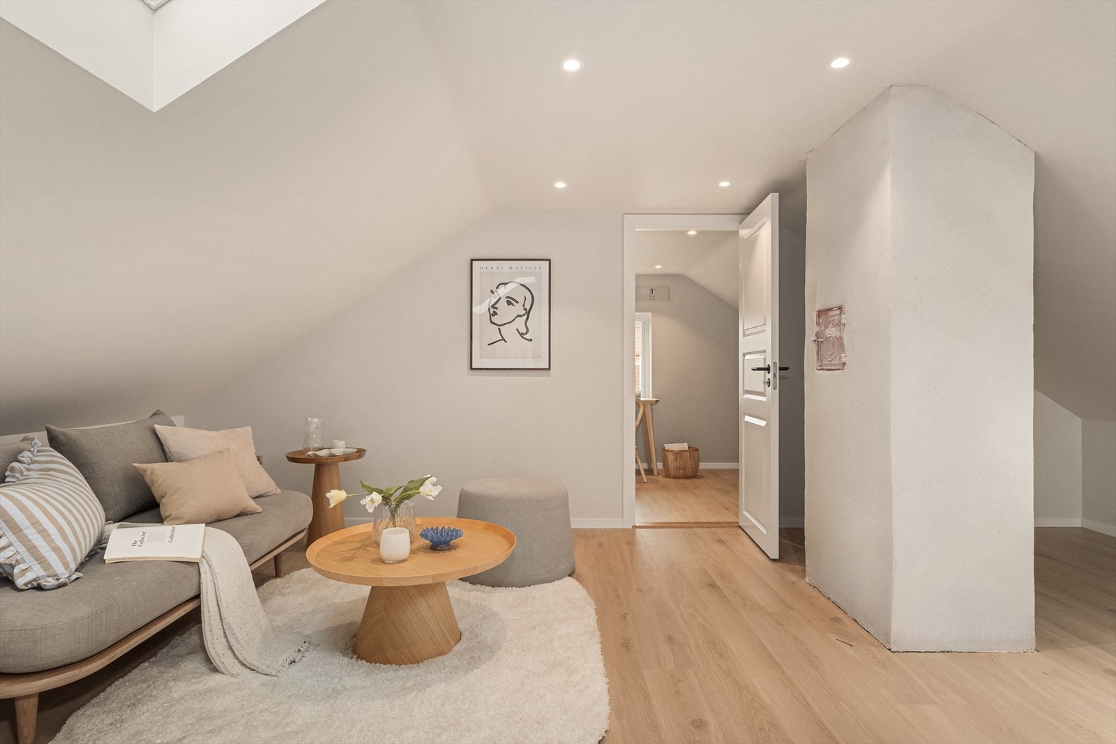 Loftsetasjen er på 30 kvm., fordelt på 3 rom. Galleribilde