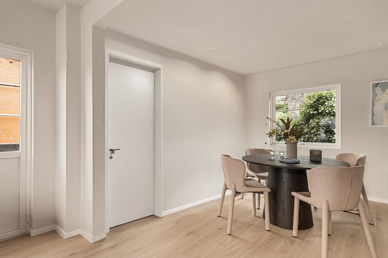 Man kan enkelt sette opp en lettvegg i spisestuen og etablere et ekstra soverom dersom man har behov for flere sengeplasser - Perfekt for utleie! Galleribilde