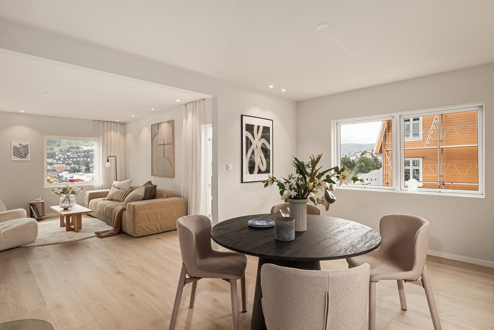 De moderne og stilrene overflatene gir et tidløst preg, mens den lyse og delikate fargepaletten skaper en behagelig og innbydende atmosfære. Galleribilde