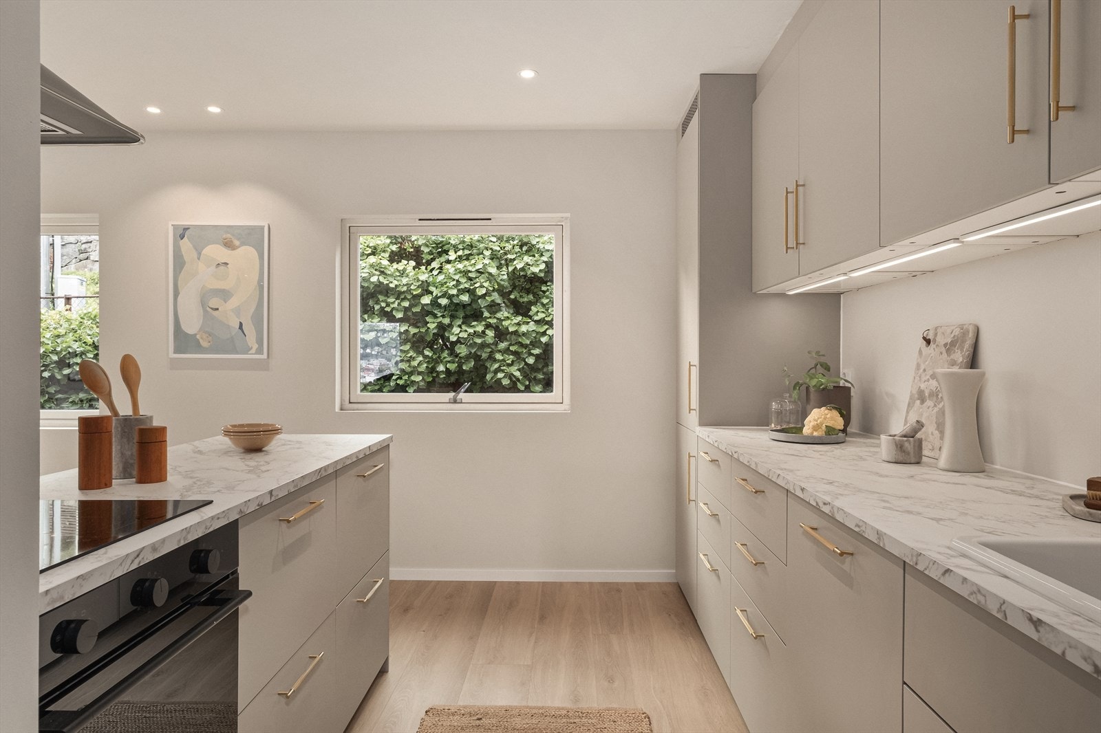 Kjøkkenet er innredet med oppvaskmaskin, kombiskap, platetopp m/ komfyrvakt, vegghengt ventilator, vask og stekeovn. Galleribilde