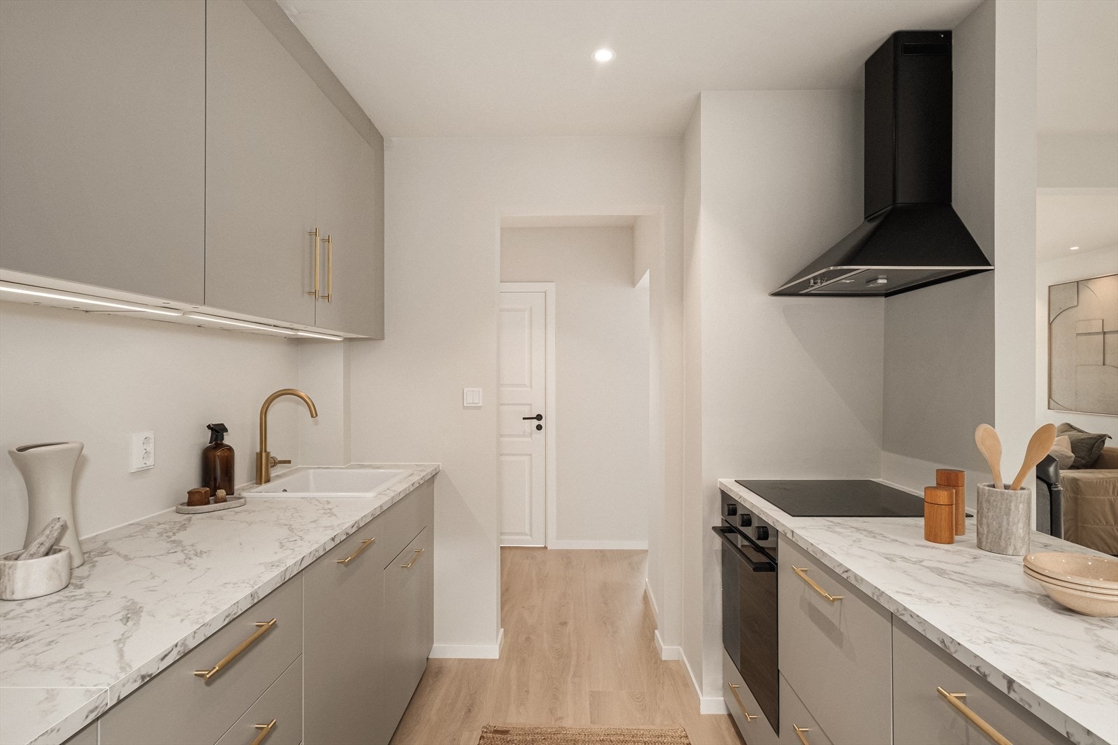 Kjøkkenet er både elegant og praktisk, med god plass til oppbevaring. Galleribilde