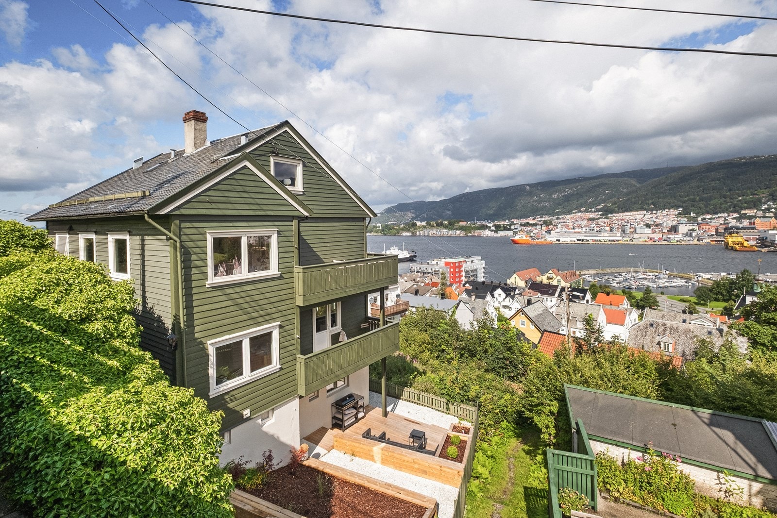 Her får du en attraktiv beliggenhet som kombinerer rolige, tilbaketrukne omgivelser med kort vei til Bergen sentrum og et pulserende byliv - et område som gir deg det beste fra begge verdener. Galleribilde