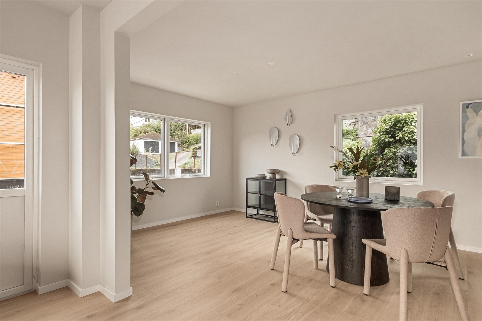 Mellom stuen og kjøkkenet er det god plass til å innrede en romslig spisestue. Galleribilde