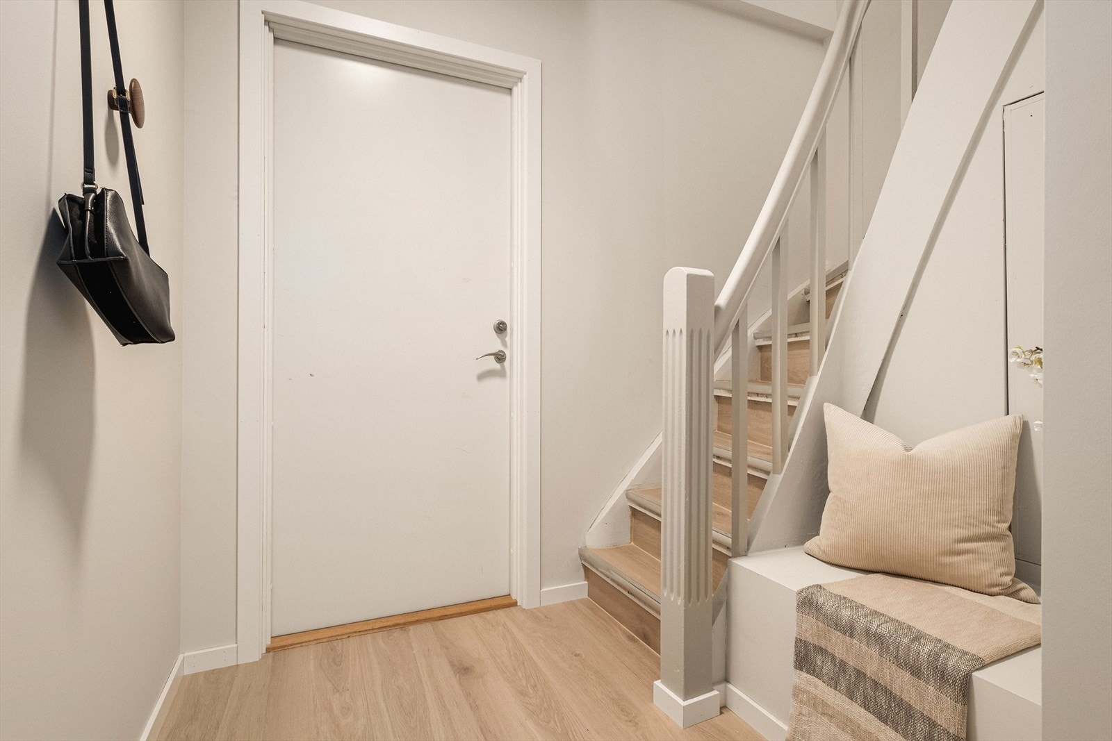 Innbydende og romslig entré med god plass til oppheng av yttertøy. Galleribilde