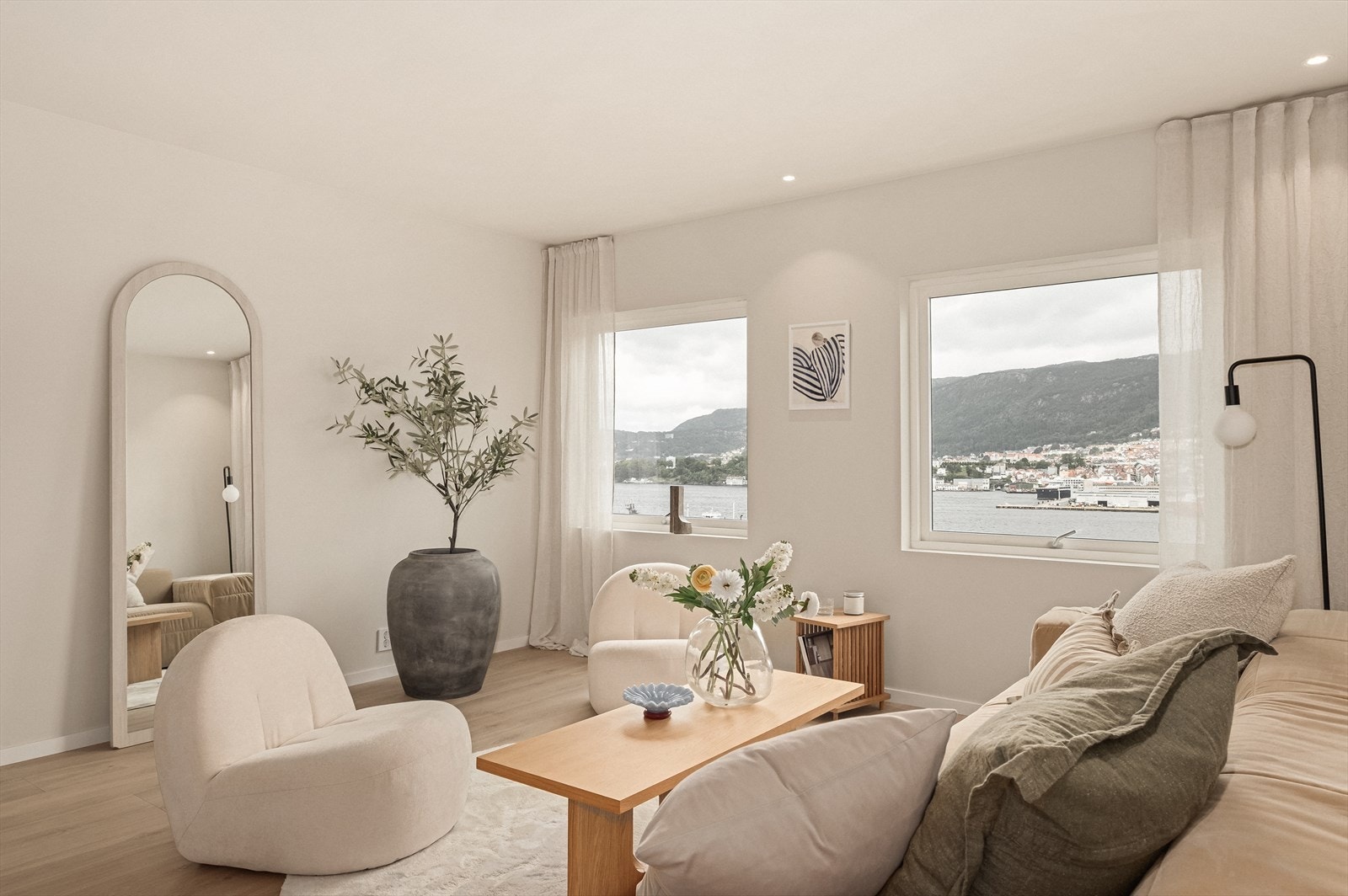 Lys og lekker leilighet over to plan, som er nyoppusset i 2025. Galleribilde