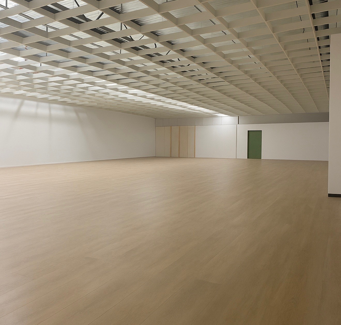 Ledig lokale med dør til lager. Redigert bilde Galleribilde