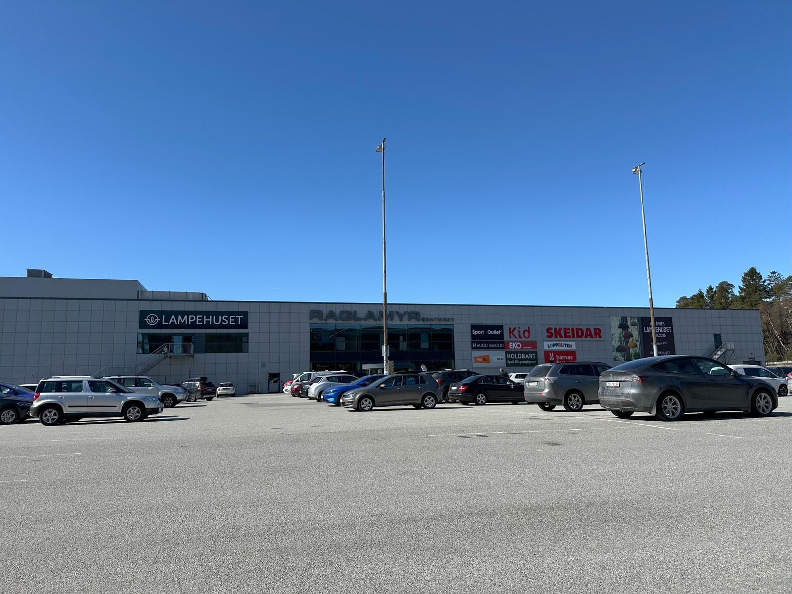 Raglamyrsenteret ligger sentralt plassert i Raglamyr Næringspark like utenfor Haugesund. Haugalandets største handelsområde. Galleribilde
