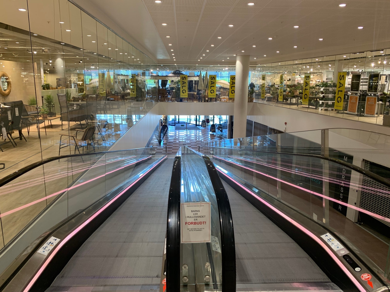 Senteret inneholder butikker innenfor møbler og interiør, belysning, sport, dyr, barnetøy/utstyr, samt matvarehandel. Galleribilde