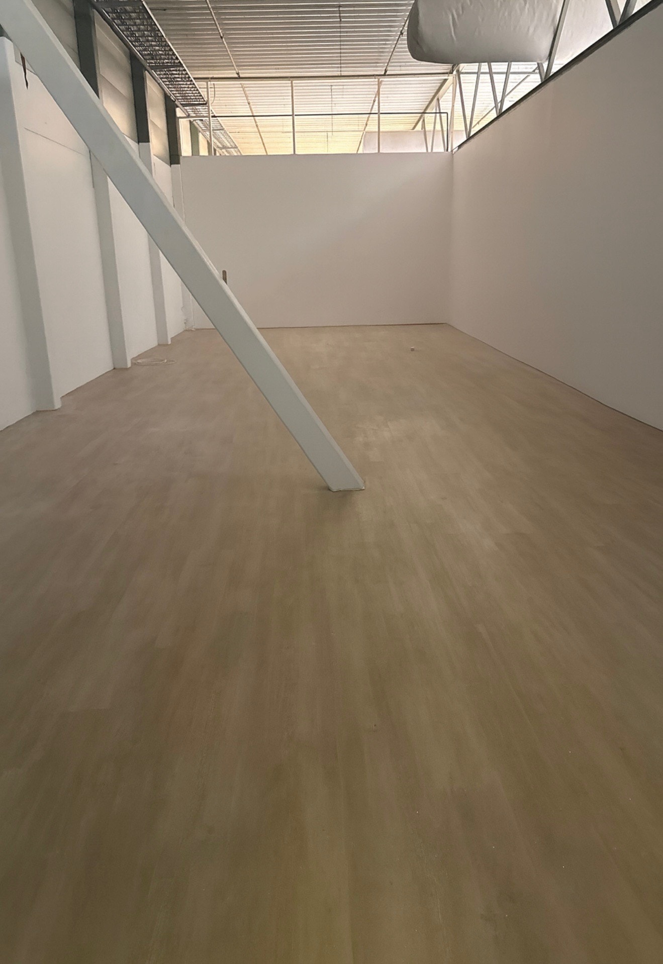 Lager til ledig lokale. Redigert bilde Galleribilde