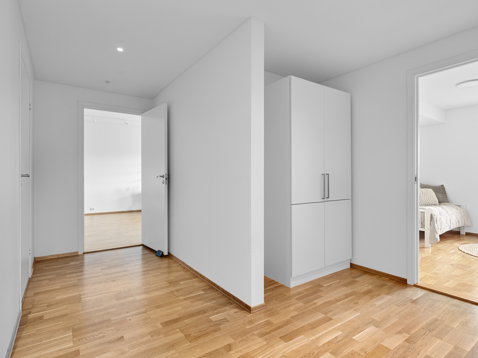 Romslig entre/gang med god plass til oppbevaring av yttertøy og sko Galleribilde