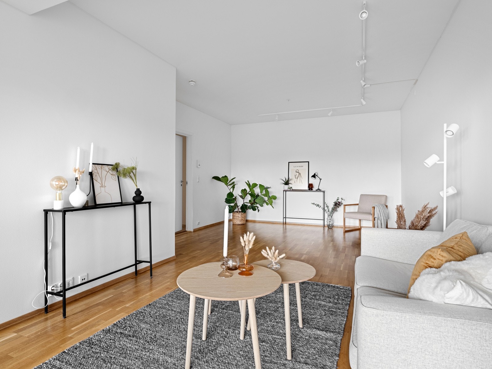 Parkett på gulv og malte vegger med listefri overgang til tak. Galleribilde