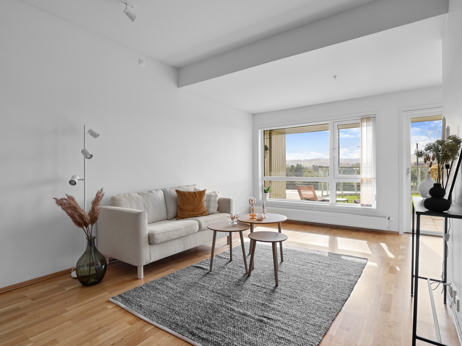 I stuen er det også en romslig og god takhøyde som gir en herlig atmosfære. Store og gode vindusflater som slipper inn godt med naturlig lys Galleribilde