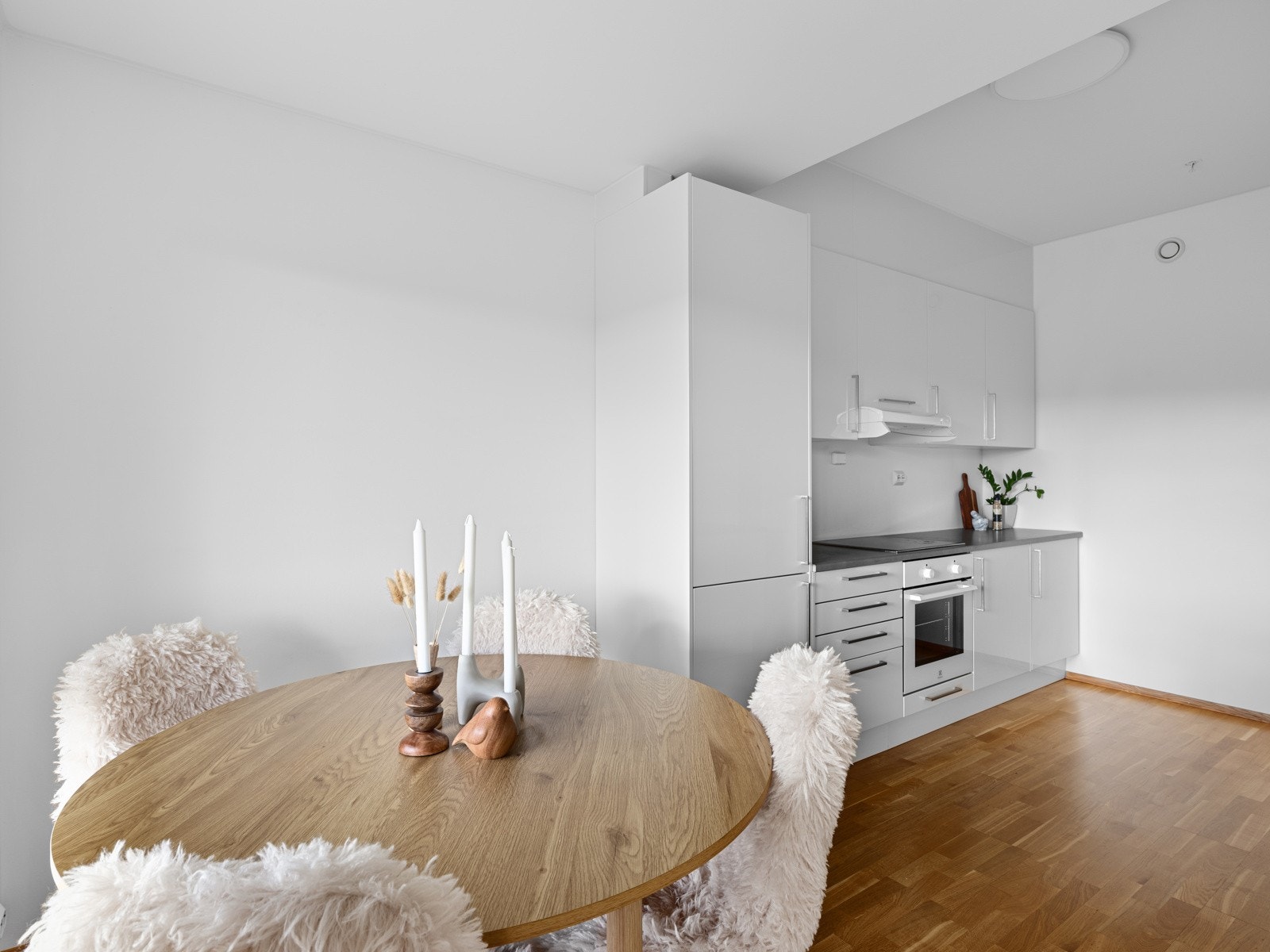 Hvit kjøkkeninnredning med god benke- og skapplass Galleribilde