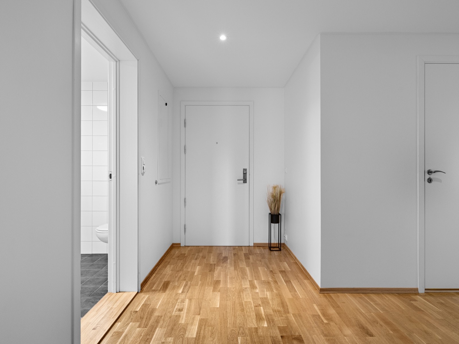 Det er gode garderobeskap som medfølger handelen. Det er også ei praktisk bod innvending hvor det er god lagringsplass Galleribilde