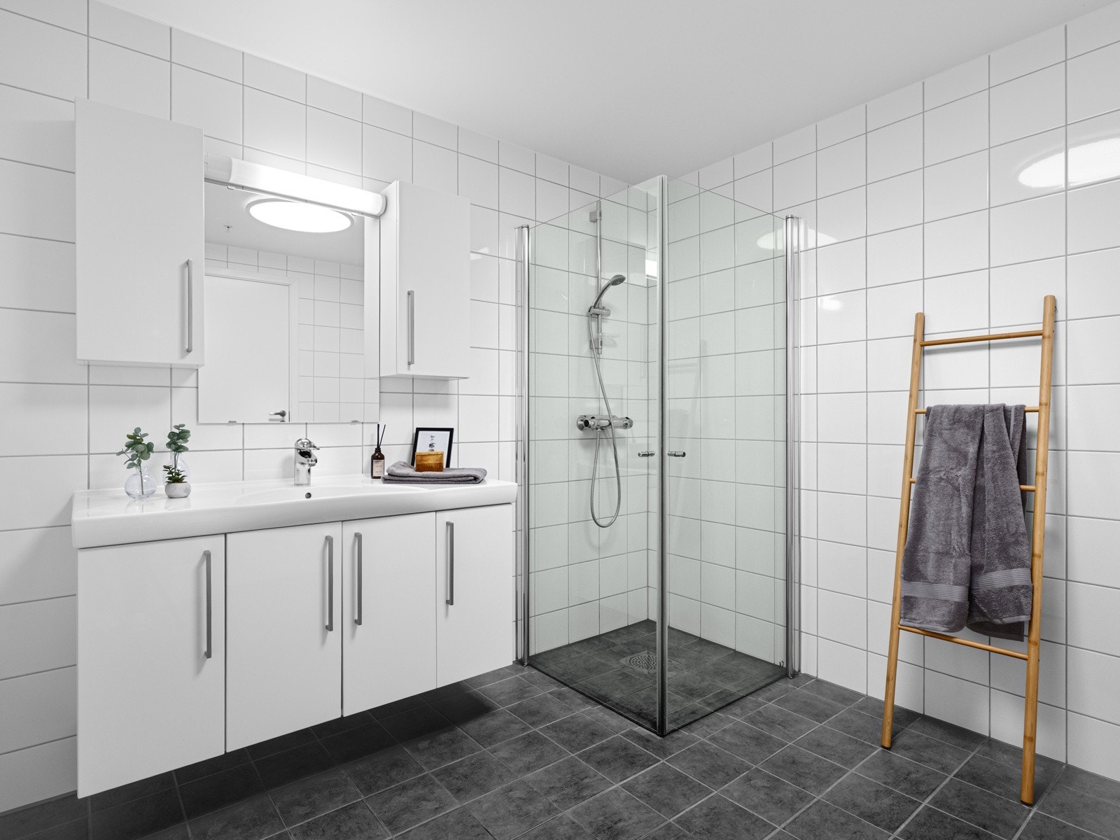 Badet er av god størrelse hvor en også kan ha høyskap/kommoder om ønskelig. Galleribilde