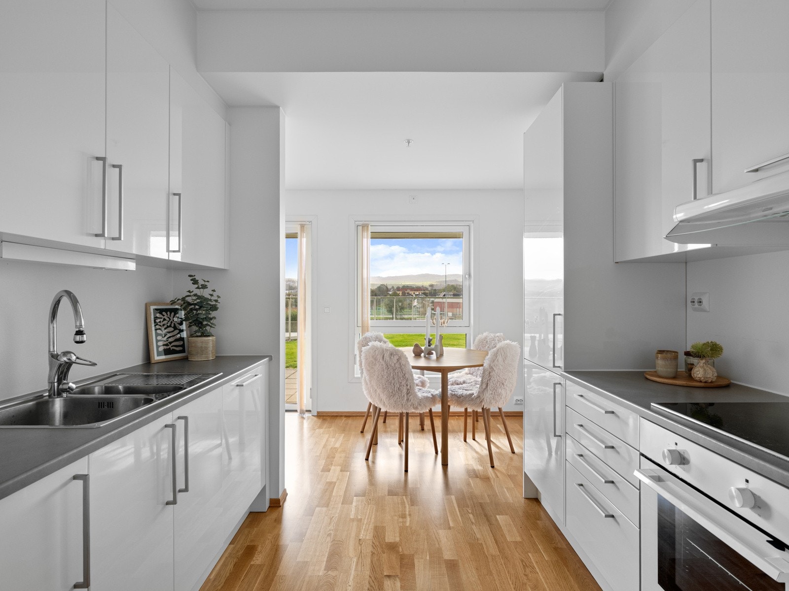 Det er kjøkkeninnredning på begge sider Galleribilde