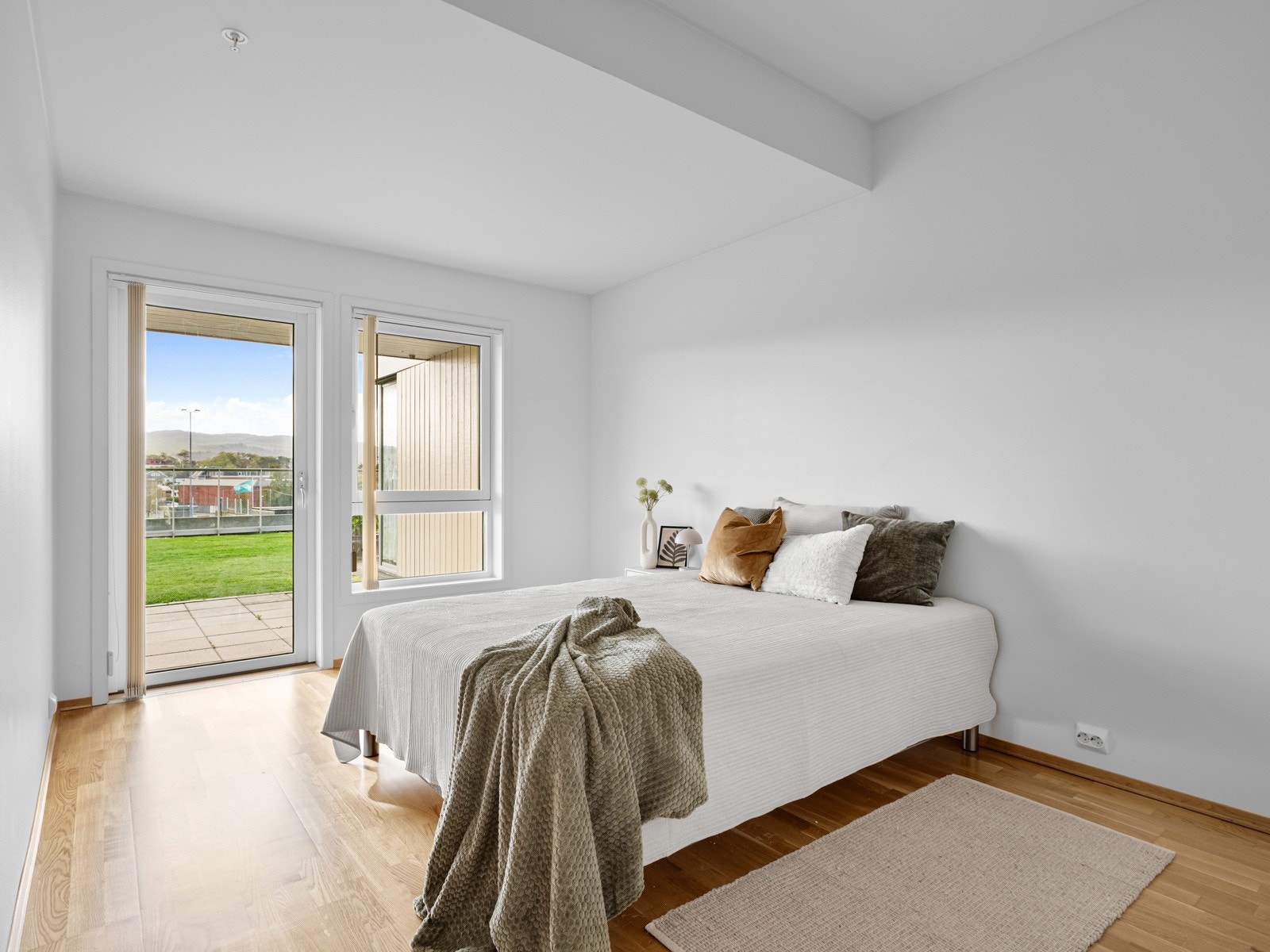 Leiligheten har totalt to soverom. Hovedsoverommet er av god størrelse med god plass til dobbeltseng, anttbord og garderobeskap Galleribilde