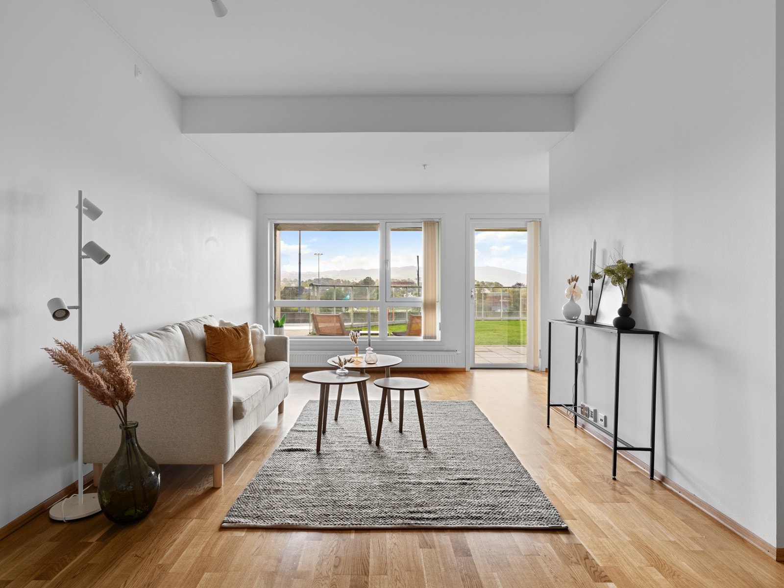 Det er god plass til sofagruppe, bord, tv-seksjon og spisebord. Fra stuen er det utgang til terrasse Galleribilde