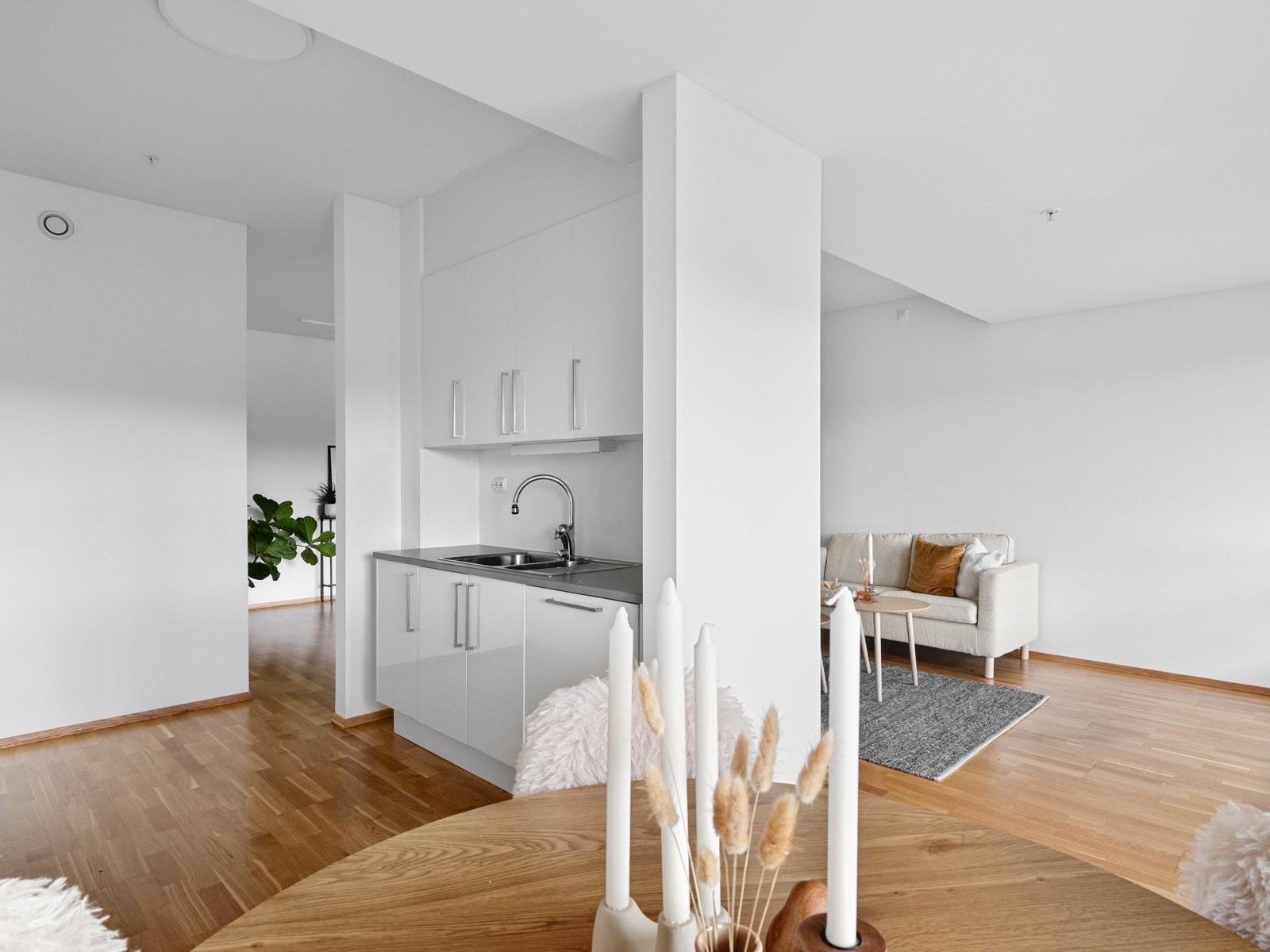 Kjøkkenet og stuen er delvis adskilt Galleribilde