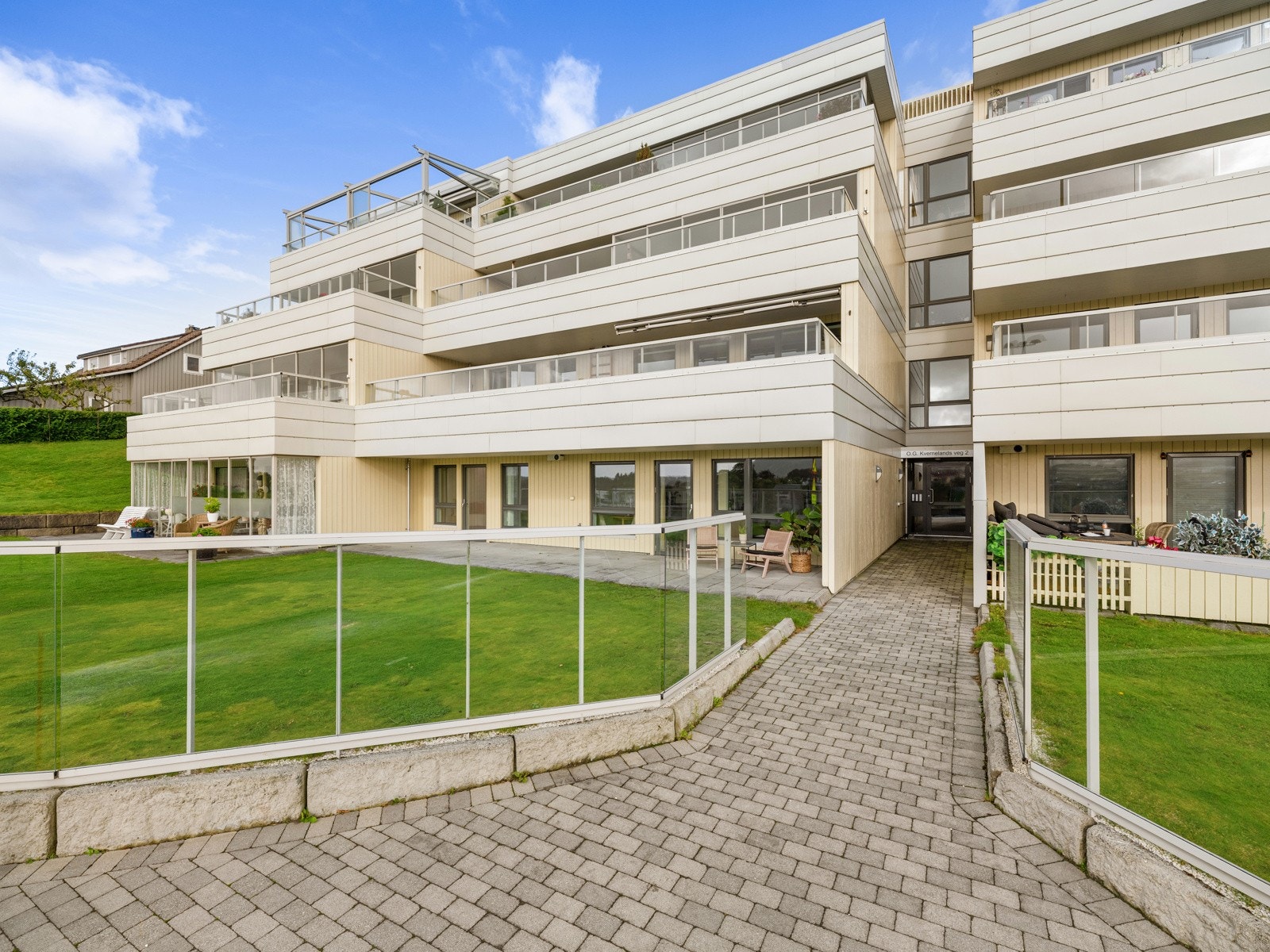 Leiligheten er fra 2014 og holder en gjennomgående god standard. Leiligheten har lett tilkomst fra utsiden. Det er heis i leilighetsblokken og det medfølger parkering i lukket anlegg med tilhørende bod. Galleribilde