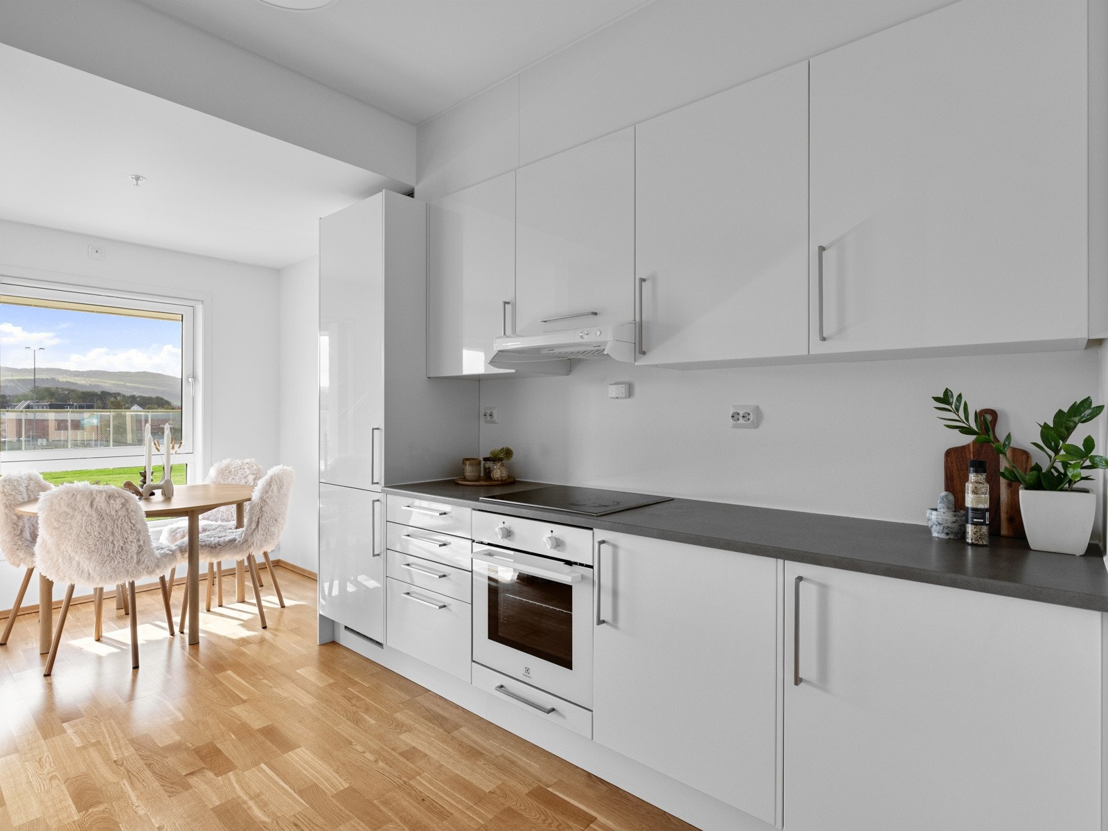 På kjøkkenet er det god plass til frokostbord. Integrerte hvitevarer medfølger handelen. Galleribilde