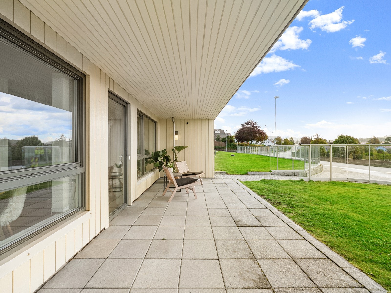 Her er det god plass til utvendige hagemøbler Galleribilde