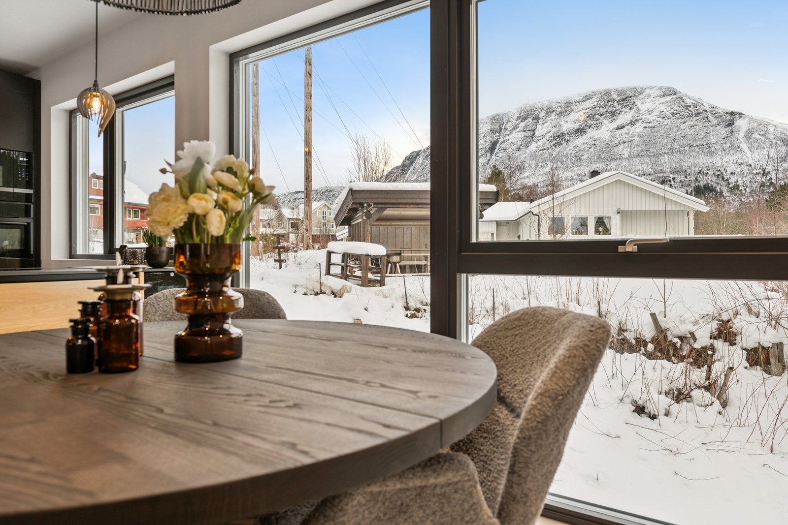 Utsikt til Allmanberget fra kjøkkenet. Galleribilde